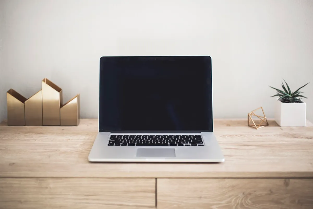 Ordinateur portable posé sur un bureau